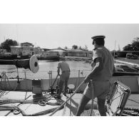 Sortie en mer du patrouilleur La Combattante P730 pour une course de pirogues à l'île de Moorea. Poste de manoeuvre, accostage.