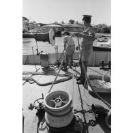 Sortie en mer du patrouilleur La Combattante P730 pour une course de pirogues à l'île de Moorea. Poste de manoeuvre, accostage.