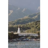 Course de pirogues à l'île de Moorea. Départ.