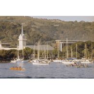 Course de pirogues à l'île de Moorea. Départ.