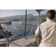 Sortie en mer du patrouilleur La Combattante P730 pour une course de pirogues à l'île de Moorea. Départ de la course de pirogue.