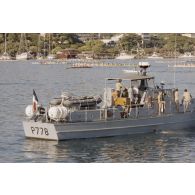 Sortie en mer de la vedette de transport de personnel (VTP) P778 de la gendarmerie maritime pour une course de pirogues à l'île de Moorea. Départ de la course de pirogue.