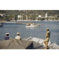 Sortie en mer du patrouilleur La Combattante P730 pour une course de pirogues à l'île de Moorea. Pirogues alignées sur la ligne de départ.