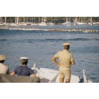 Sortie en mer du patrouilleur La Combattante P730 pour une course de pirogues à l'île de Moorea. Pirogues alignées sur la ligne de départ.