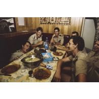 Sortie en mer du patrouilleur La Combattante P730 pour une course de pirogues à l'île de Moorea. Repas au poste des officiers mariniers.