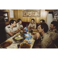 Sortie en mer du patrouilleur La Combattante P730 pour une course de pirogues à l'île de Moorea. Repas au poste des officiers mariniers.