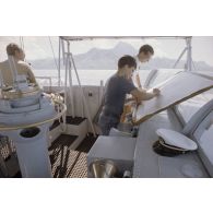 Sortie en mer du patrouilleur La Combattante P730 pour une course de pirogues à l'île de Moorea. Le point sur la carte marine en vue de Moorea.