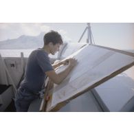 Sortie en mer du patrouilleur La Combattante P730 pour une course de pirogues à l'île de Moorea. Le point sur la carte marine en vue de Moorea.