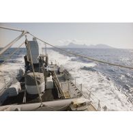 Sortie en mer du patrouilleur La Combattante P730 pour une course de pirogues à l'île de Moorea. De Moorea à Papeete.