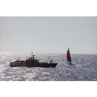 Sortie en mer pour une course de pirogues à l'île de Moorea. La vedette de transport de personnel (VTP) P778 de la gendarmerie maritime de retour à Papeete avec les bateaux accompagnateurs de la course.