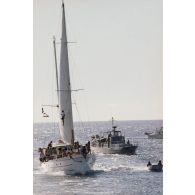 Sortie en mer pour une course de pirogues à l'île de Moorea. La vedette de transport de personnel (VTP) P778 de la gendarmerie maritime de retour à Papeete avec les bateaux accompagnateurs de la course.