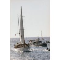 Sortie en mer pour une course de pirogues à l'île de Moorea. La vedette de transport de personnel (VTP) P778 de la gendarmerie maritime de retour à Papeete avec les bateaux accompagnateurs de la course.