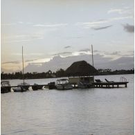 Jetée au centre de loisirs Cowan du camp d'Arue du centre d'expérimentations du Pacifique (CEP).