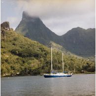 Voilier au mouillage dans une baie de Moorea.