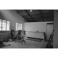 Mise en place des infrastructures (cuisines). Camp d'Arue en construction. Pétrins de boulangerie.