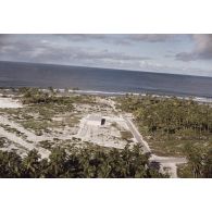 Vue aérienne d'une construction du Centre d'expérimentations du Pacifique (CEP) sur un atoll.