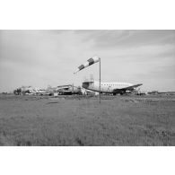 Avions, dont deux avions de transport Breguet Deux-Ponts et des avions Piper PA-23 Aztec du groupe aérien mixte (GAM) 82, stationnés à l'aéroport.