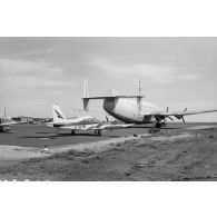 Avion Breguet Deux-Ponts, stationné à l'aéroport de Tahiti-Faa'a devant un avion Piper PA-23 Aztec du groupe aérien mixte (GAM) 82.