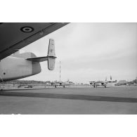 Avions de tourisme Piper PA-23 Aztec du groupe aérien mixte (GAM) 82 stationnés derrière un avion Breguet Deux-Ponts (inscription "Louis Bréguet" sur l'empennage) à l'aéroport de Tahiti-Faa'a.