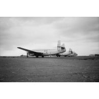 Cinq avions Breguet Deux-Ponts stationnés sur la partie militaire (motu Tahiri) de l'aéroport de Tahiti-Faa'a.