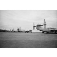 Cinq avions Breguet Deux-Ponts stationnés sur la partie militaire (motu Tahiri) de l'aéroport de Tahiti-Faa'a.