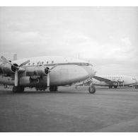 Deux avions Breguet Deux-Ponts stationnés sur la partie militaire (motu Tahiri) de l'aéroport de Tahiti-Faa'a.