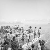 Fêtes du Juillet ou fête du Tiurai à Papeete en 1964. Course de pirogues. En arrière-plan, l'île de Moorea.