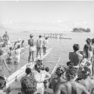 Fêtes du Juillet ou fête du Tiurai à Papeete en 1964. Course de pirogues. En arrière-plan, l'île de Moorea.