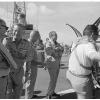 Départ de Michel Debré, ministre de la Défense, du croiseur De Grasse en hélicoptère Alouette III pour une visite des sites après l'explosion du tir Licorne à Moruroa (Mururoa) le 3 juillet 1970.