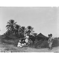 870. [Tunisie, 1902-1903. Portrait de militaires et de civils.]