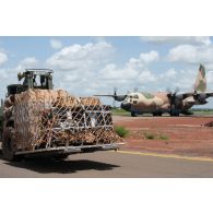 Chargement de fret à bord d'un avion Hercules C-130 par un chariot Manitou du détachement de transit interarmées (DéTIA) sur l'aéroport de Bamako-Sénou, au Mali.