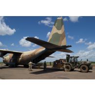 Chargement de fret à bord d'un avion Hercules C-130 par un chariot Manitou du détachement de transit interarmées (DéTIA) sur l'aéroport de Bamako-Sénou, au Mali.