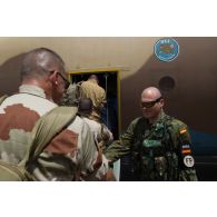 Un soldat espagnol de l'escadron d'aide au déploiement aérien (escuadrón de apoyo al despliegue aéreo) encadre l'embarquement de personnels à bord d'un avion hercules C-130 sur l'aéroport de Bamako-Sénou, au Mali.