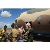 Un soldat espagnol de l'escadron d'aide au déploiement aérien (escuadrón de apoyo al despliegue aéreo) encadre l'embarquement de personnels à bord d'un avion hercules C-130 sur l'aéroport de Bamako-Sénou, au Mali.
