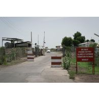 Vue du poste de sécurité et de filtrage de la zone technique opérationnelle du camp Adjii Kosseï à N'Djamena, au Tchad.