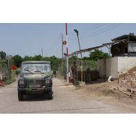 Des fusiliers commandos de l'Air patrouillent autour de la zone technique opérationnelle du camp Adji Kosseï à N'djamena, au Tchad.