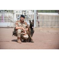 Portrait d'un fusilier commando de l'Air et de son chien au poste de sécurité principal du camp Adji Kosseï à N'Djamena, au Tchad.
