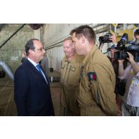 Le Président de la République François Hollande échange avec les soldats de la force Epervier sur la base aérienne 72 à N'Djamena, au Tchad.