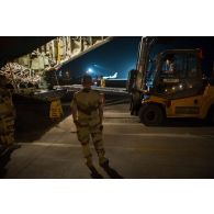 Chargement de fret à bord d'un avion Hercules C-130 par un chariot Manitou du détachement de transit interarmées (DéTIA) sur l'aéroport de Bamako-Sénou, au Mali.