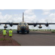 Arrivée d'un avion Hercules C-130 de l'armée de l'Air espagnole sur l'aéroport de Bamako-Sénou, au Mali.
