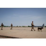 Des fusiliers commandos de l'Air accompagnés d'une unité cynotechnique patrouillent autour de la zone aéroportuaire du camp Adji Kosseï à N'djamena, au Tchad.
