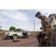 Un fusilier commando de l'Air fouille un véhicule avec son chien au poste de sécurité principal du camp Adji Kosseï à N'Djamena, au Tchad.