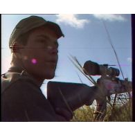 Exercice Marne 1980. Arrivée de chars. Tirs et fumée. Simulation de char détruit.