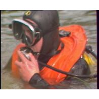 Exercice Marne 1980. Pont flottant motorisé (PFM) déployé sur la rivière. Caméra embarquée et conducteur d'engin Gillois.