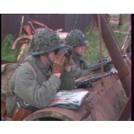 Exercice Marne 1980. Vues aériennes d'hélicoptères Puma. Arrivée des Puma sur le terrain.