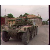 Exercice Marne 1980. Avance des rouges sur la route.