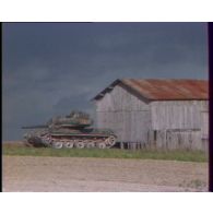 Exercice Marne 1980. Franchissement d'un passage par un convoi avec des chars véhicule de transport de troupe (VTT) AMX-13.