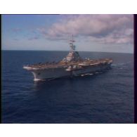 Activités du porte-avions Clemenceau. Prise de vues aériennes : exercice interescadres Arès 81 en Atlantique.