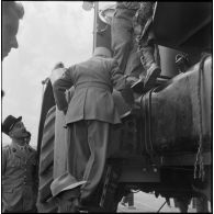 Un camion Berliet T 100 sur le port d'Alger.