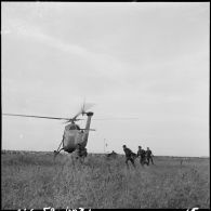 Maison-Blanche. Meeting aérien. Une reconstitution d'une opération par les commandos de l'air.